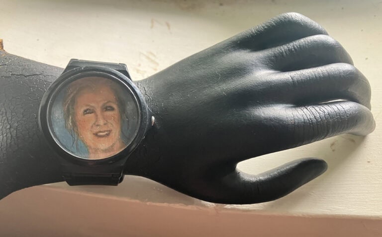 KlokGenen (2025, casio, etalagepop, olieverf)