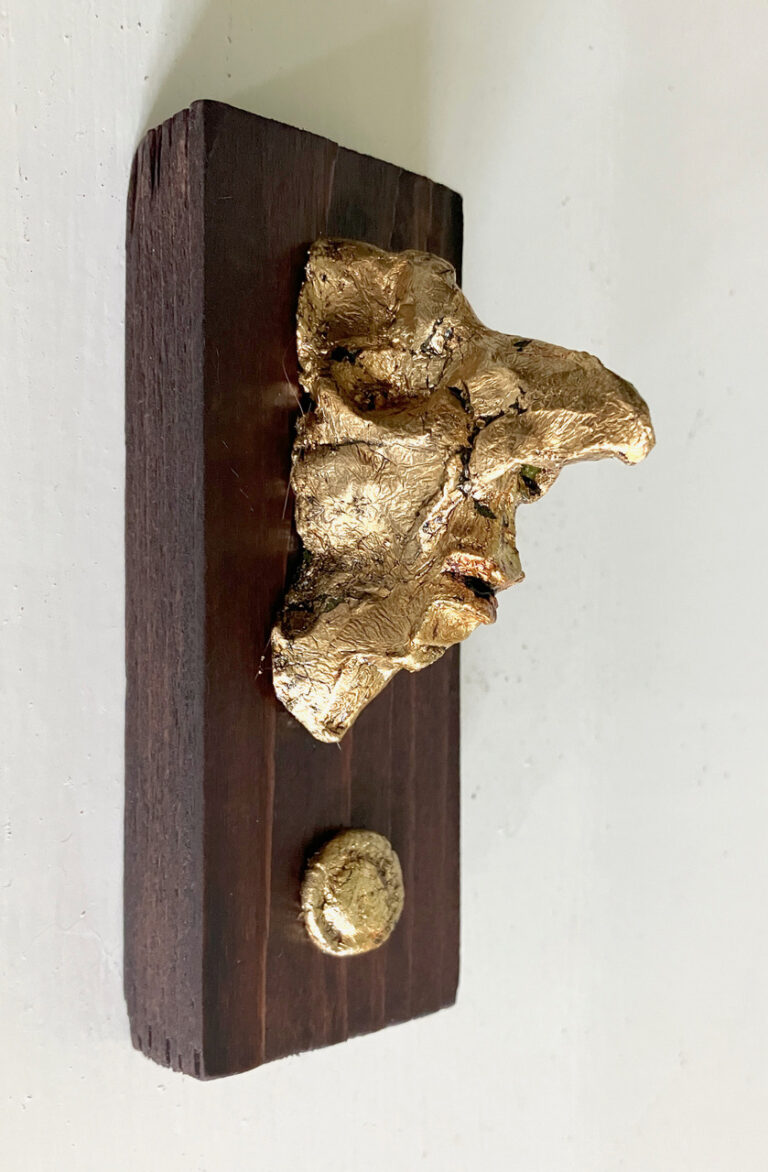 Tronie (2023, klei, goud, hout en olieverf)