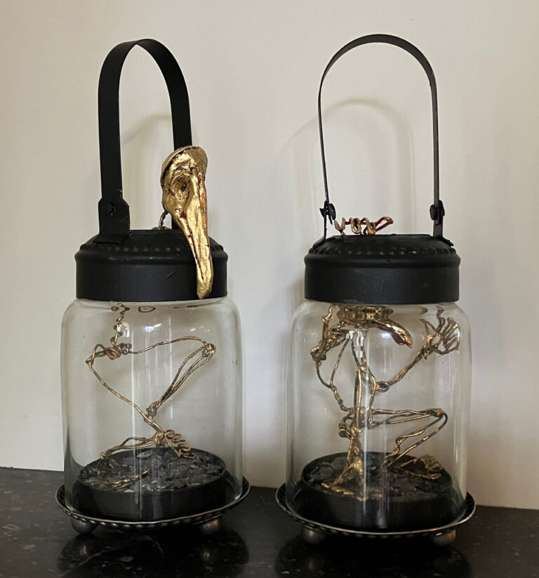 Homunculi (2023, metaal, glas, klei, goud en olieverf)